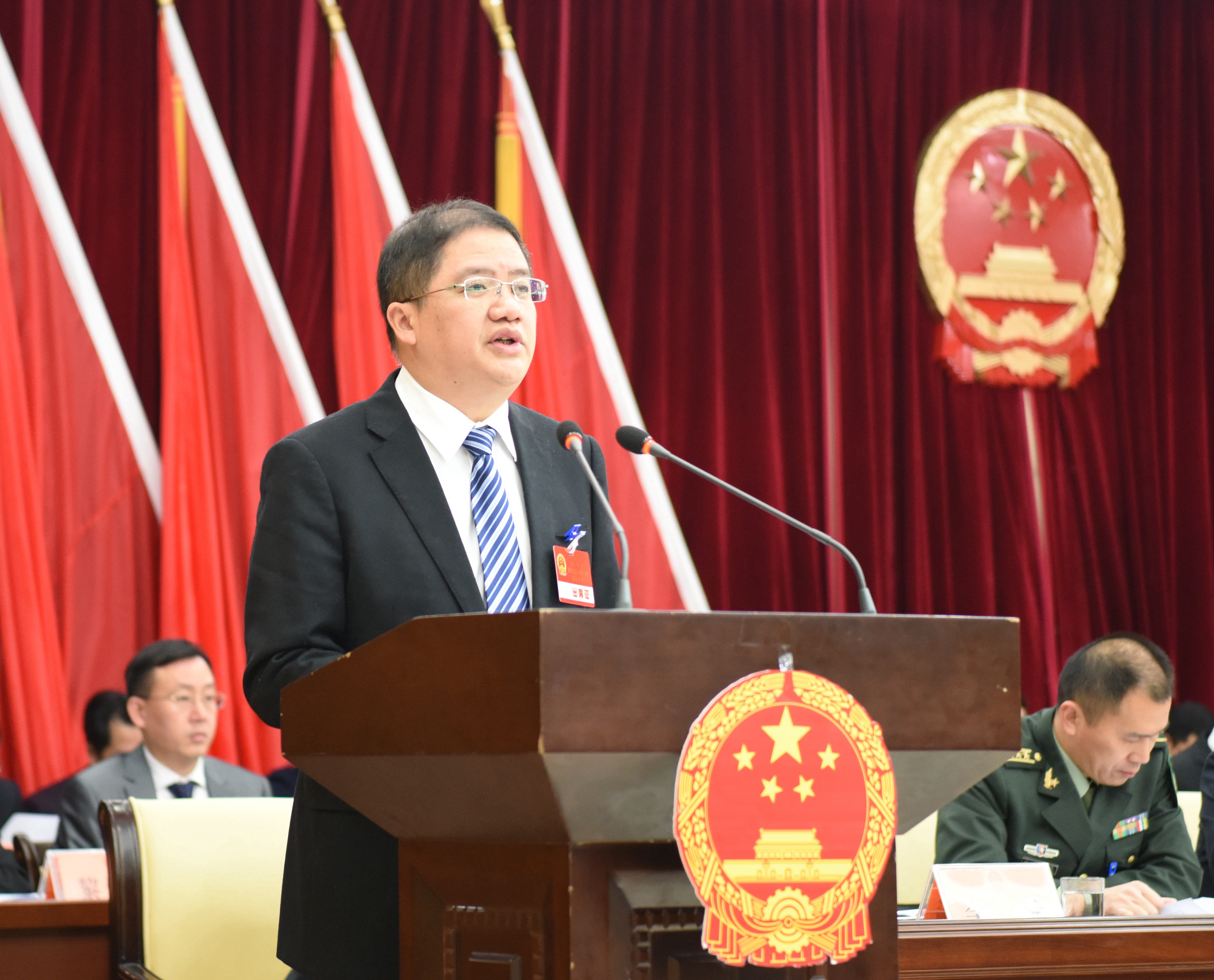 县长邓少华作政府工作报告3.JPG