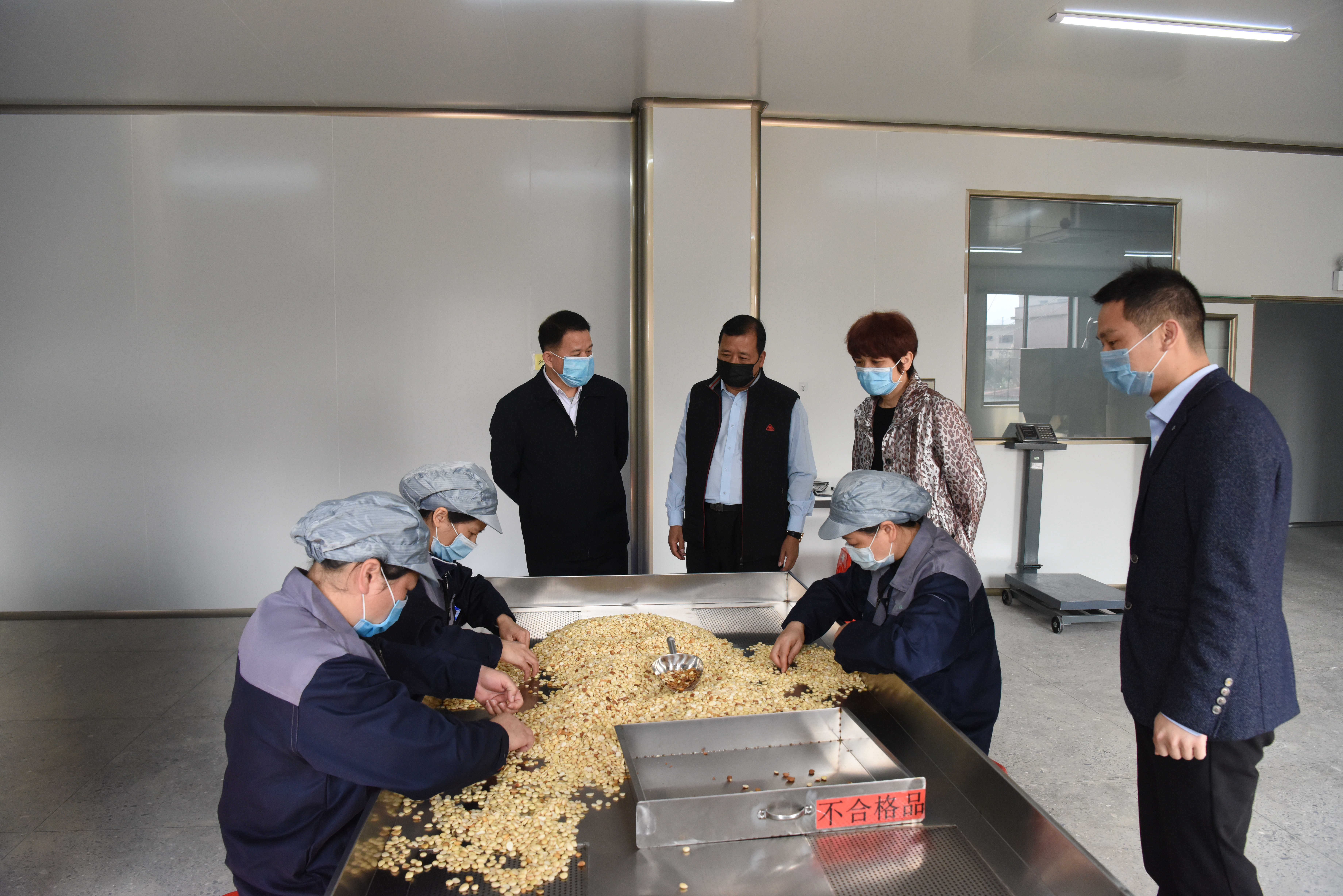 肖民走访慰问华泰药业负责人、市人大代表廉永铭.jpg