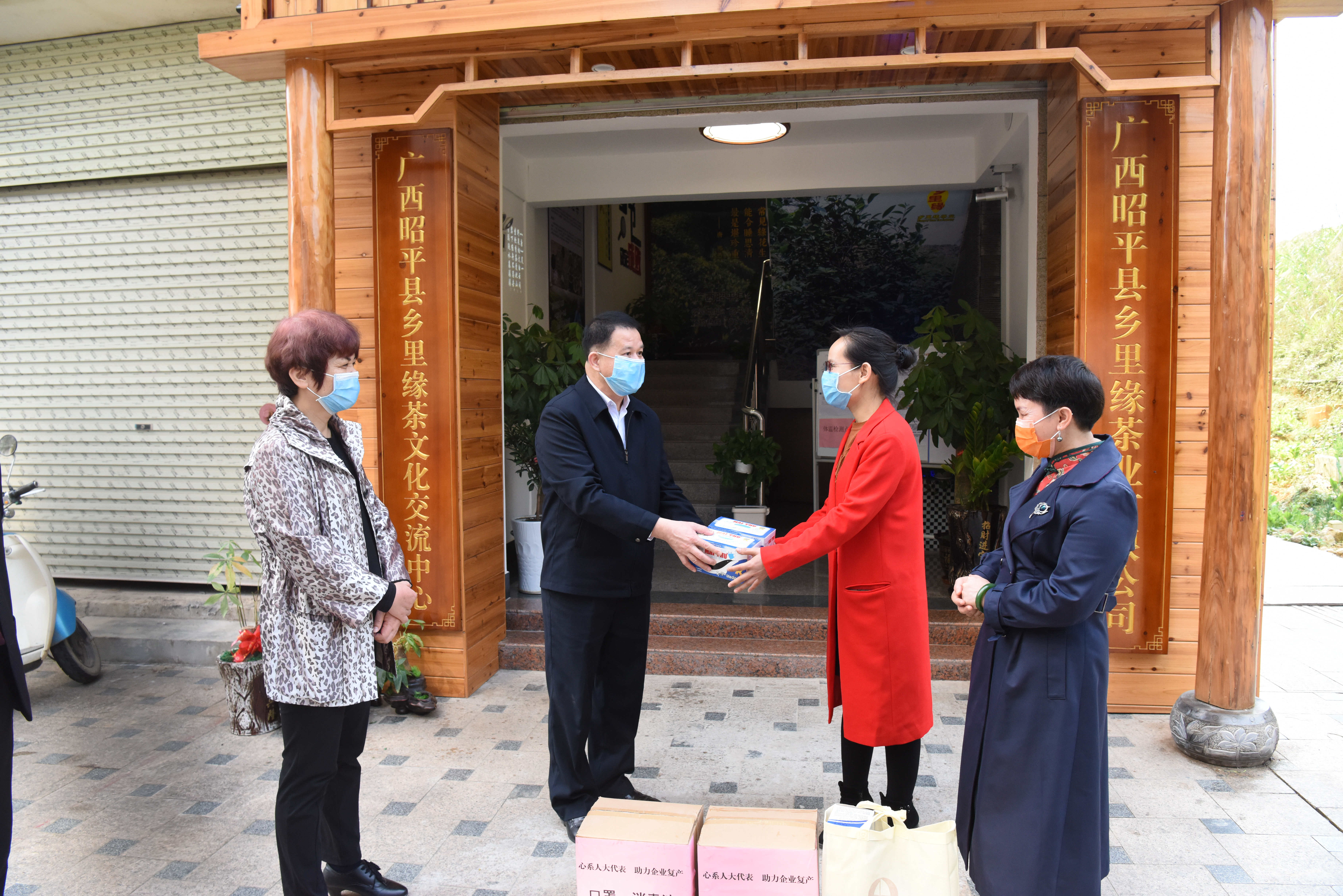 肖民走访慰问自治区人大代表徐秀芳.jpg