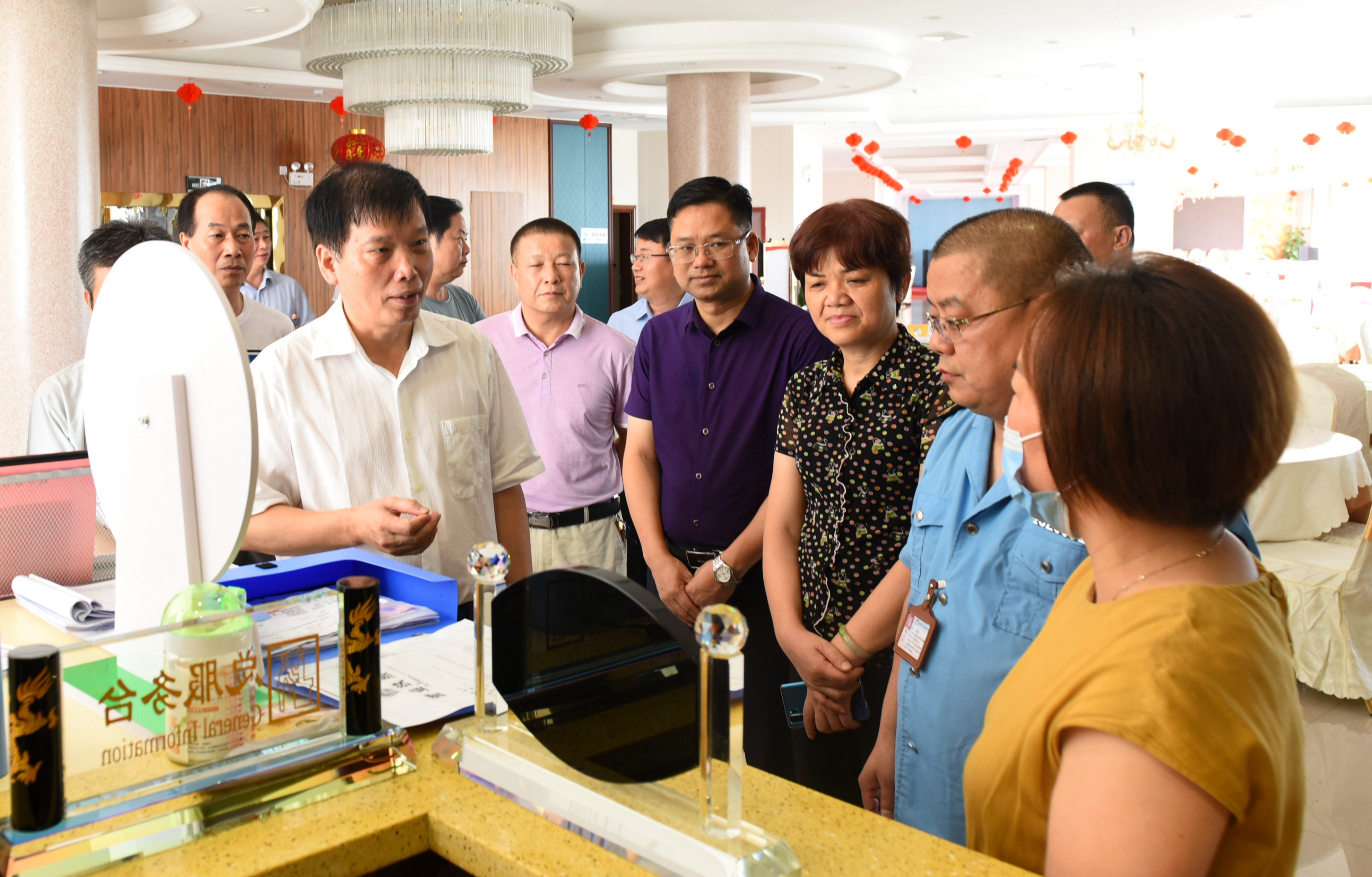 图为执法组在鼎盛酒店检查。.JPG