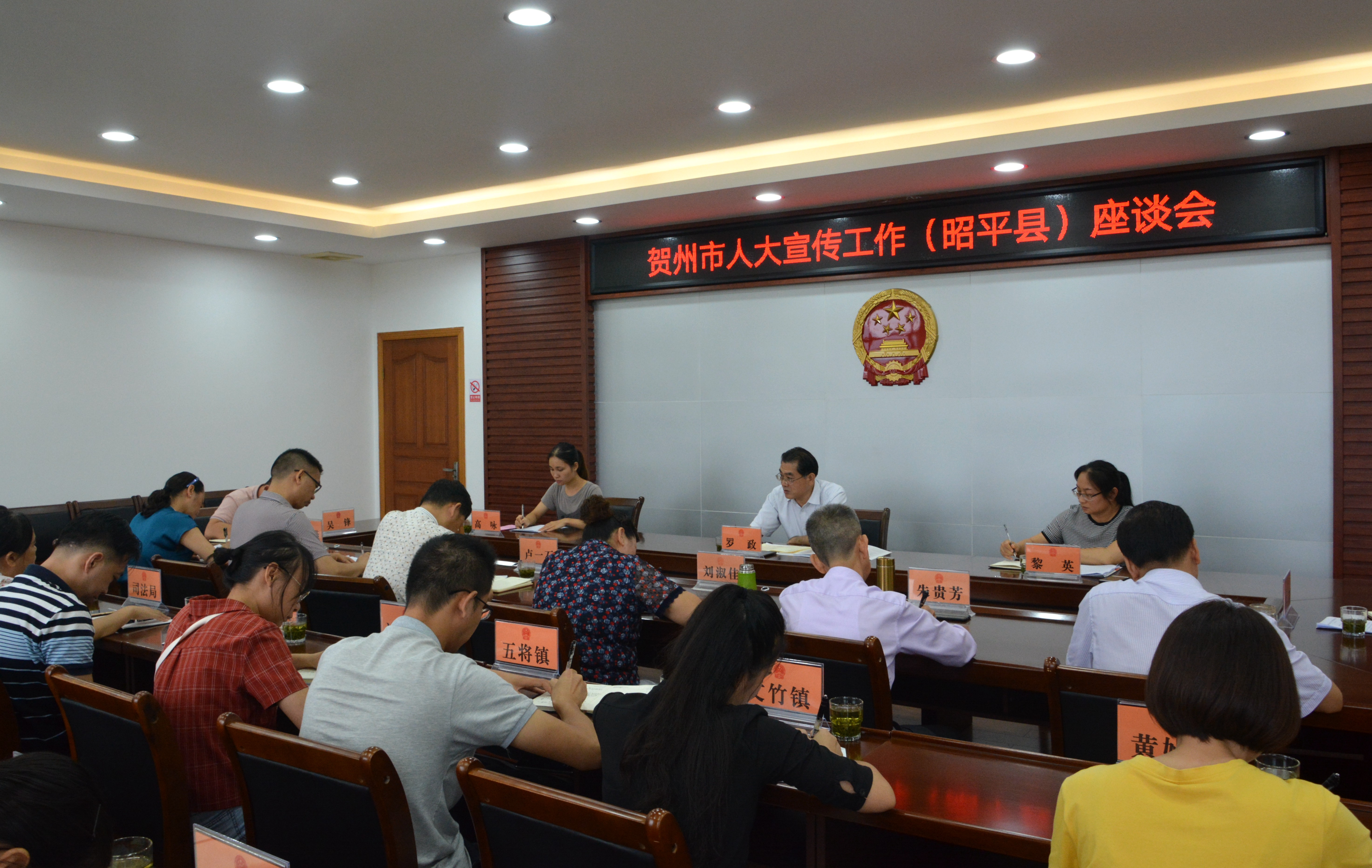 图为座谈会现场。.JPG