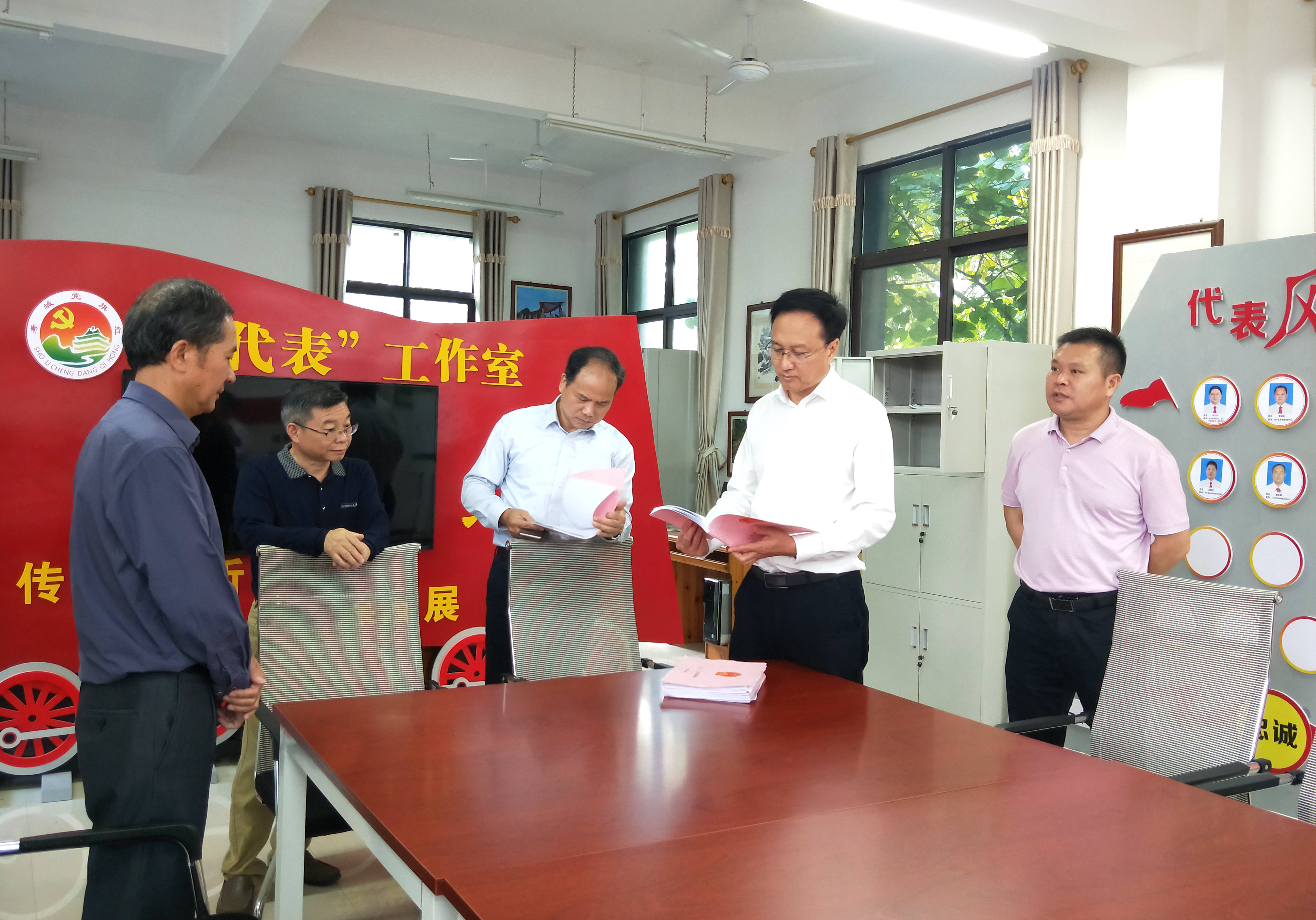 调研组一行在北莱片人大代表联络站调研.jpg