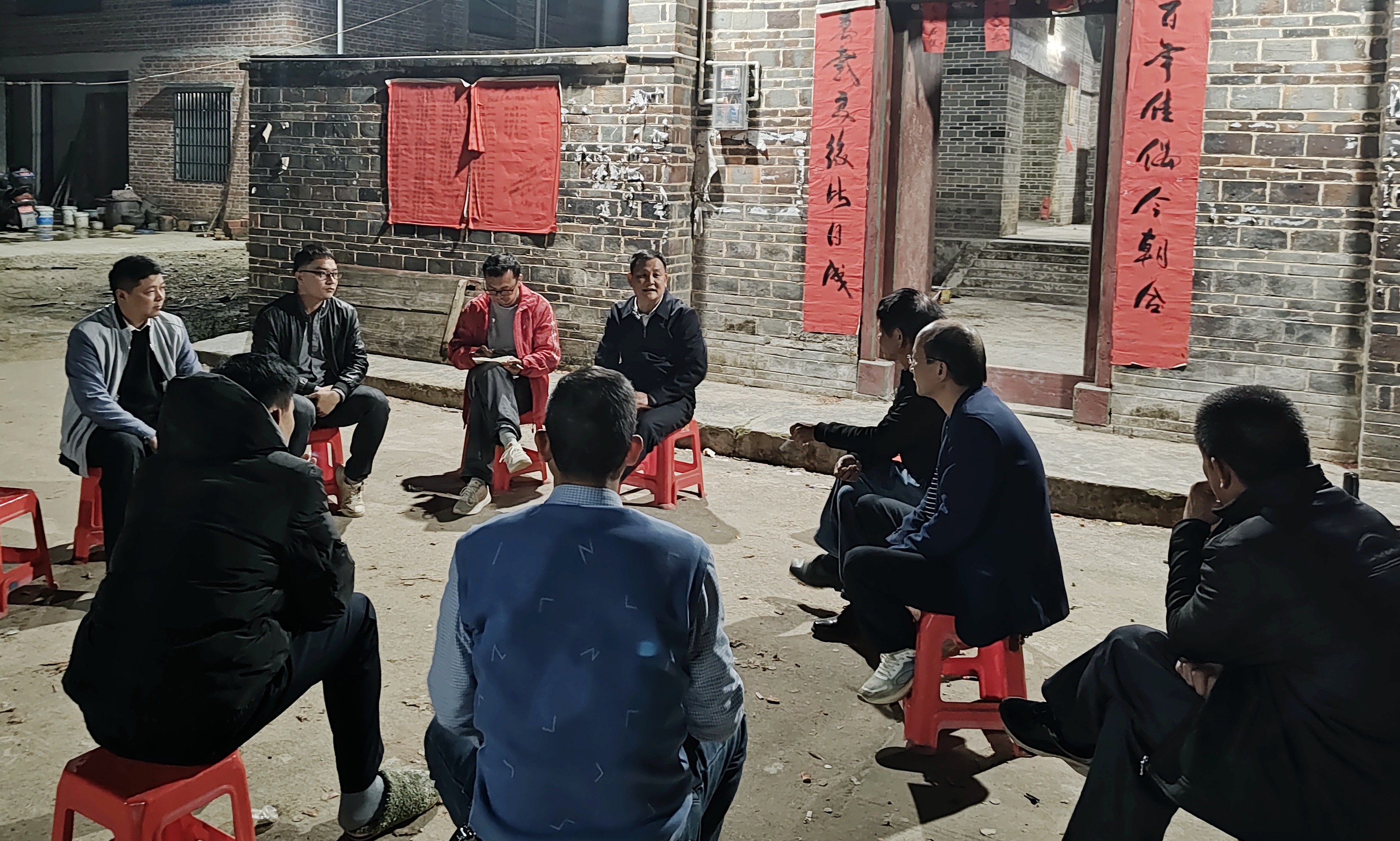 人大代表开展夜访民情解民忧工作相片.jpg