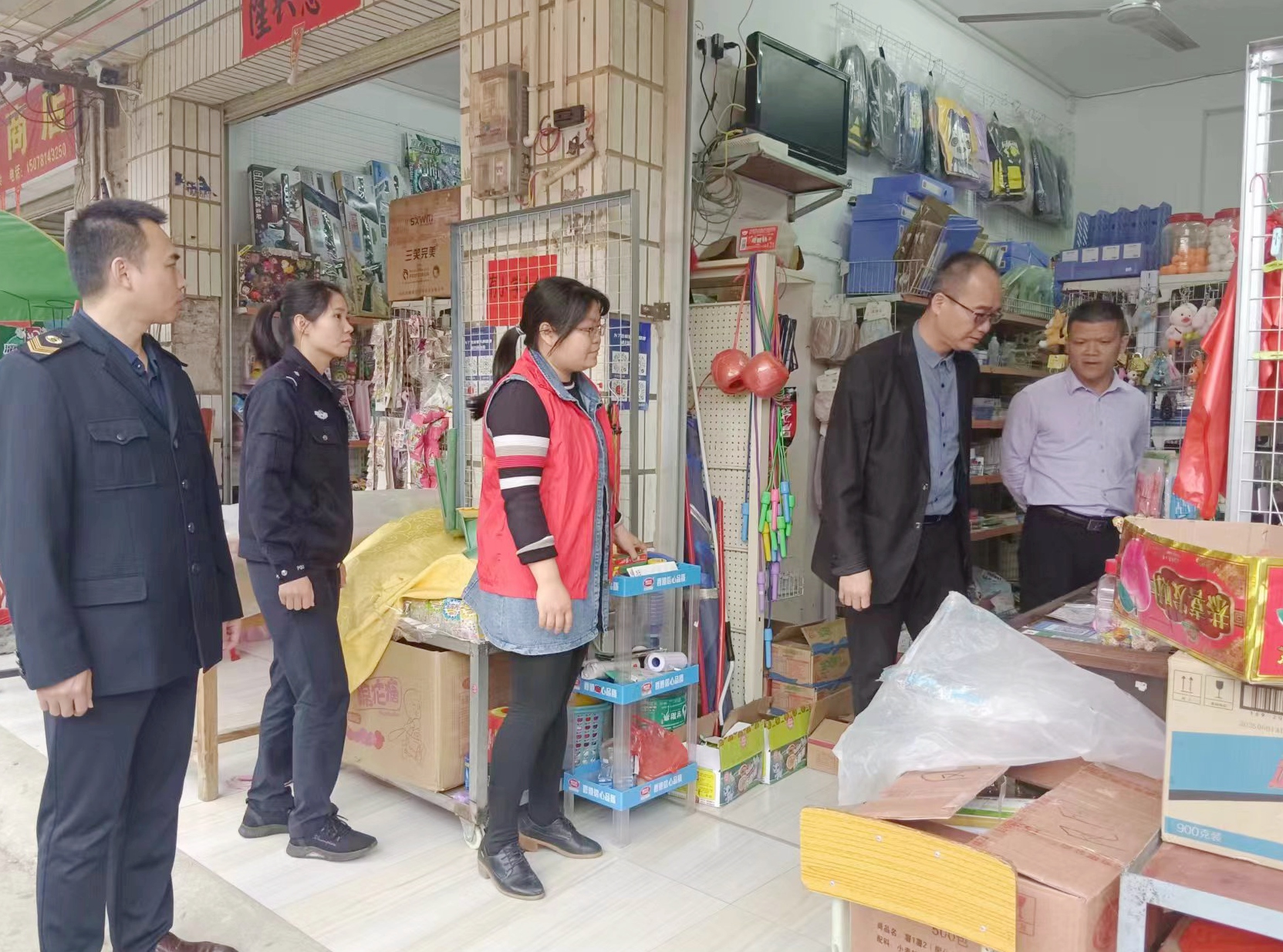 凤凰乡人大代表助力“扫黄打非”专项行动1.jpg