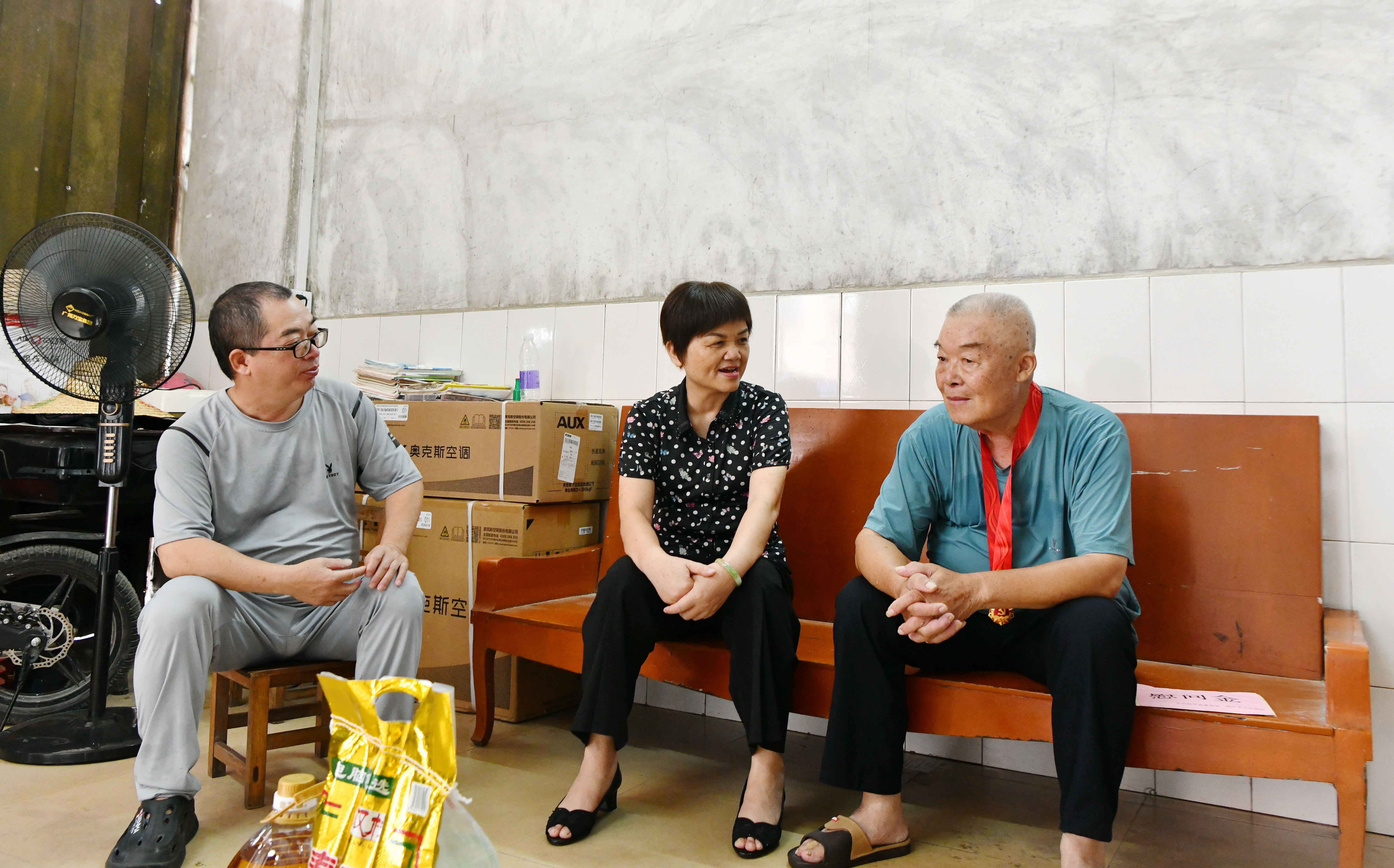 吴伟红开展“七一”走访慰问老党员活动